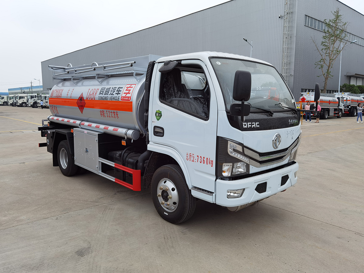 東風(fēng)多利卡5噸油罐車(chē)