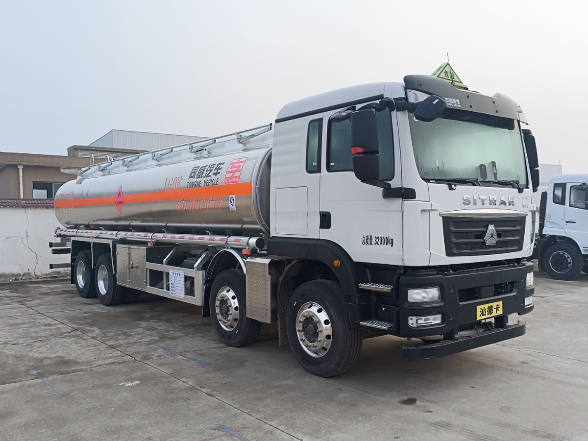 重汽汕德卡前四后八25噸油罐車(chē)