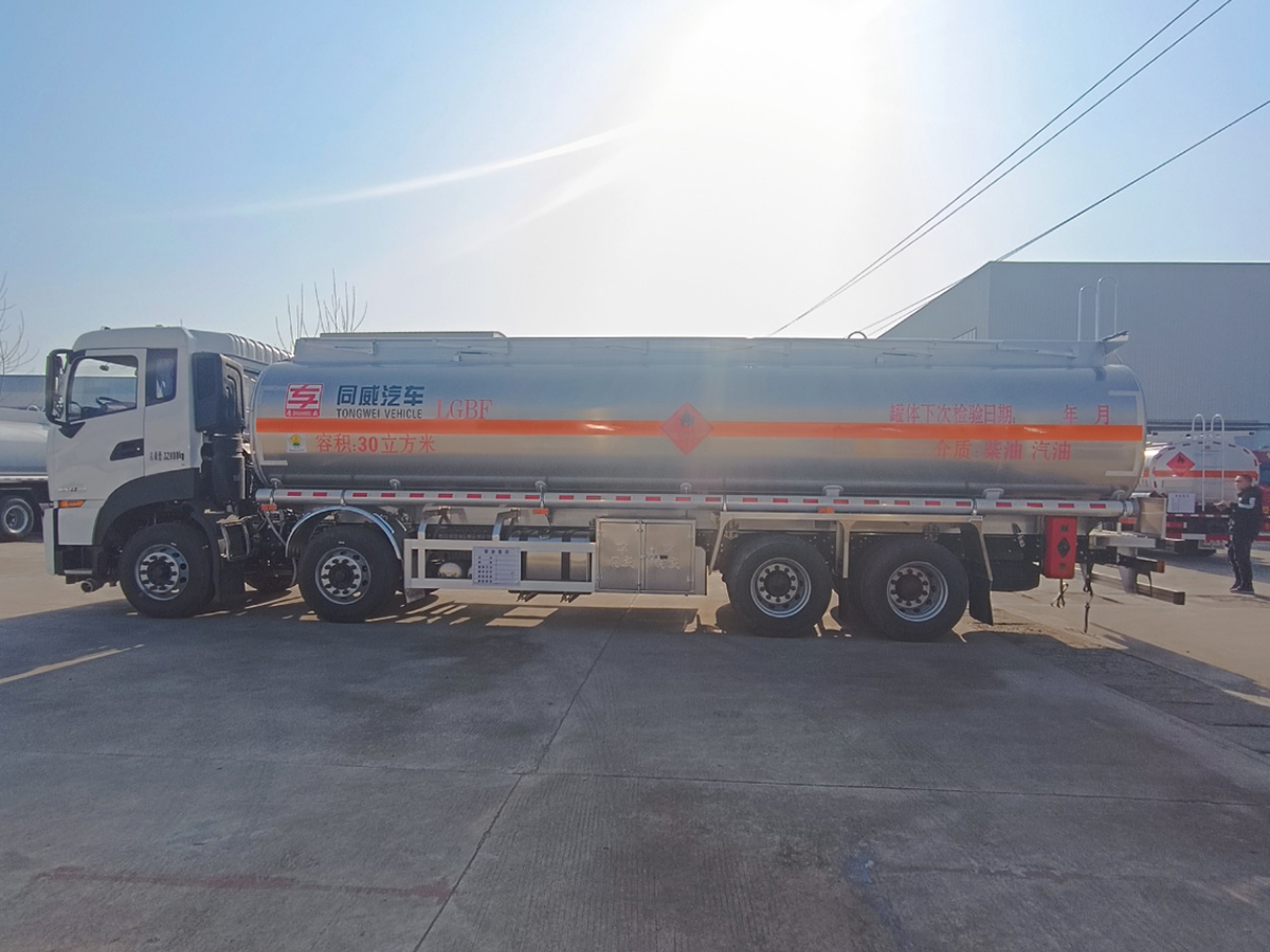 東風(fēng)天龍前四后八25噸鋁合金油罐車