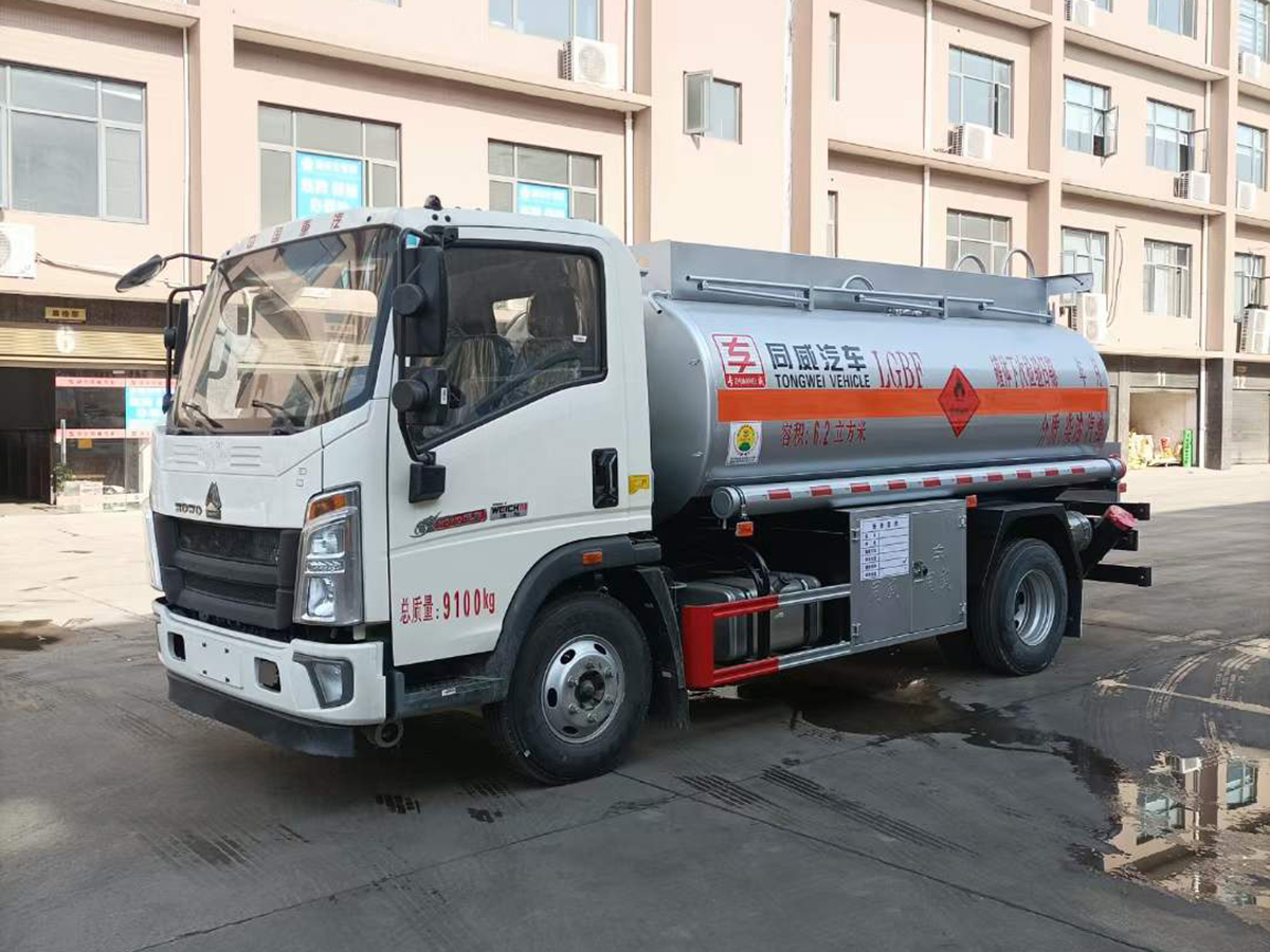 重汽豪沃5噸油罐車