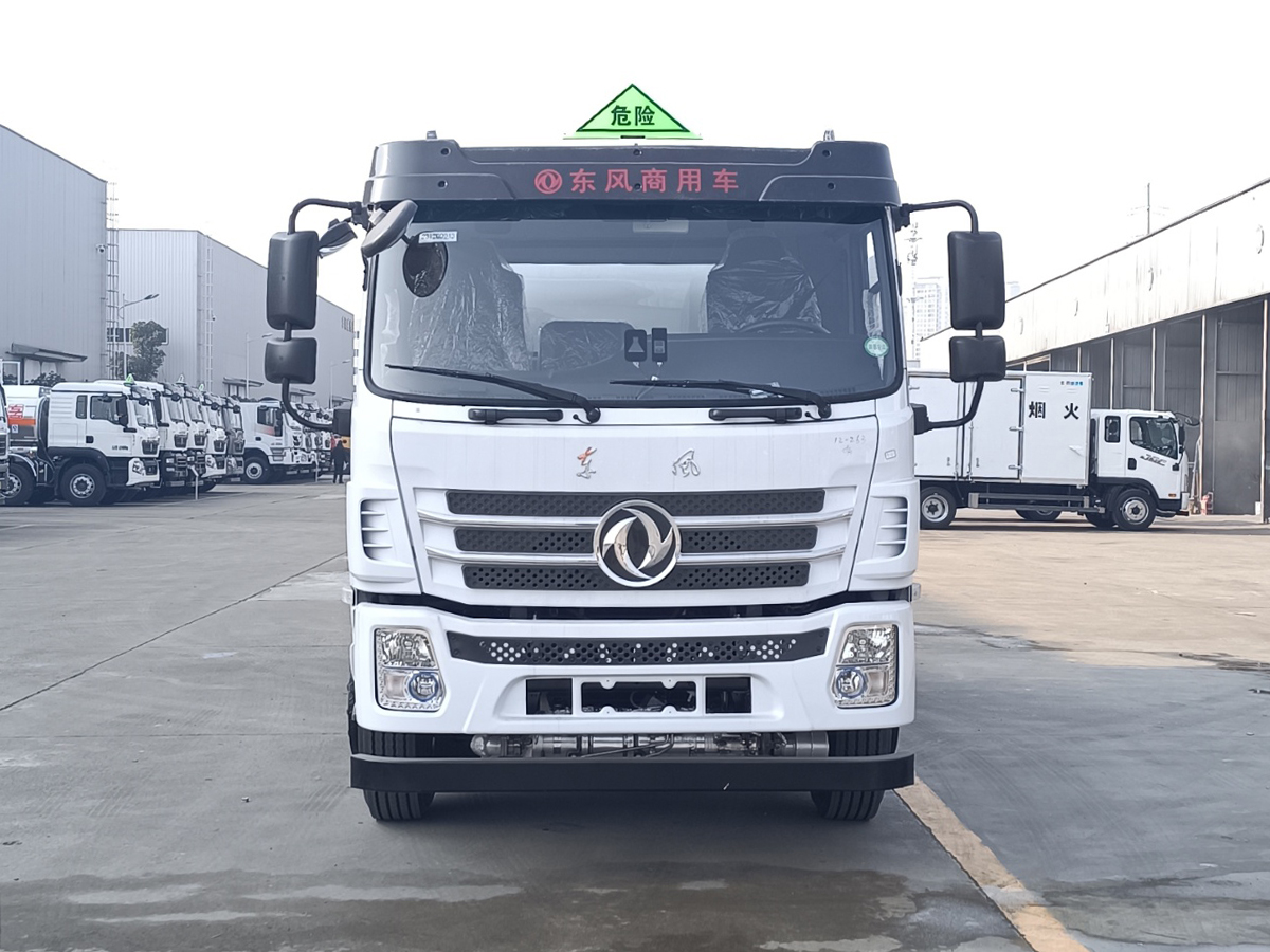 東風(fēng)錦程12噸油罐車(chē)