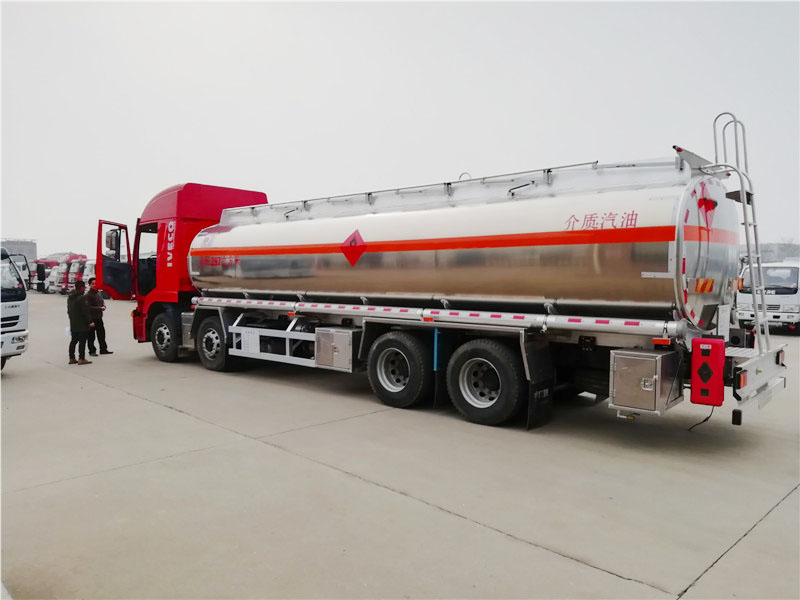 上汽紅巖29.7方前四后八鋁合金運油車，20噸運油車