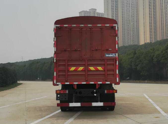 東風(fēng)牌倉(cāng)柵式運(yùn)輸車(chē)